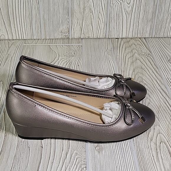 Salon Studio Metallic Pewter Wedge Slip On Bow Toe Shoes Womens 8W NEW - Picture 3 of 13